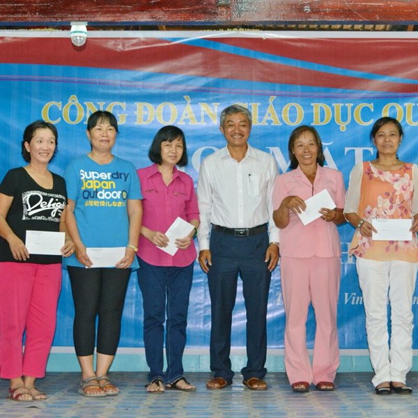 Họp mặt CB, GV,NV hưu 2015 2