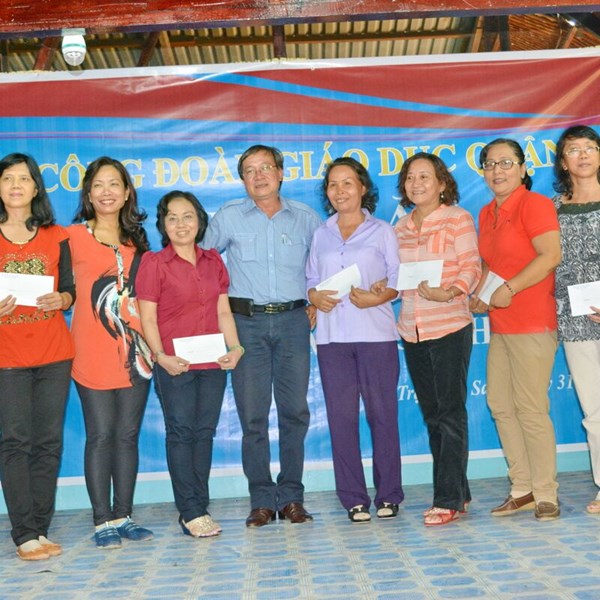 Họp mặt CB, GV,NV hưu 2015 5