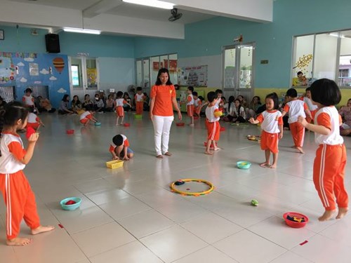 Chuyên đề thành phố xây dựng và sử dụng môi trường giáo dục lấy trẻ làm trung tâm
