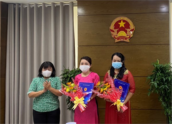 Trao quyết định điều động, bổ nhiệm cán bộ quản lý giáo dục tháng 12/2020