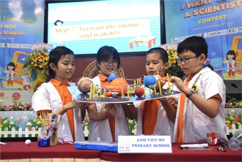 Học sinh tiểu học thuyết trình bằng tiếng Anh với chủ đề khoa học