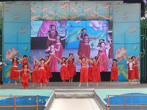 Học sinh Quận 5 diễn văn nghệ phục vụ tết Dương lịch tại Sân khấu Sen Hồng (Công viên 23/9)