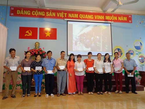 11/02/2015 : Công đoàn Giáo dục Q5 trao tặng quà tết.