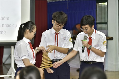 THCS: Chuyên đề cấp quận môn Âm nhạc: “Âm nhạc dân tộc – Bảo tồn và phát triển” của thầy Đoàn Ngọc Tuyển và nhóm Âm nhạc trường THCS Hồng Bàng.