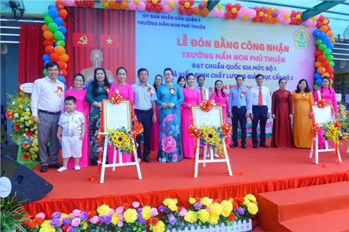 Lễ đón nhận Bằng công nhận trường MN đạt Chuẩn quốc gia và Kiểm định chất lượng Giáo dục.