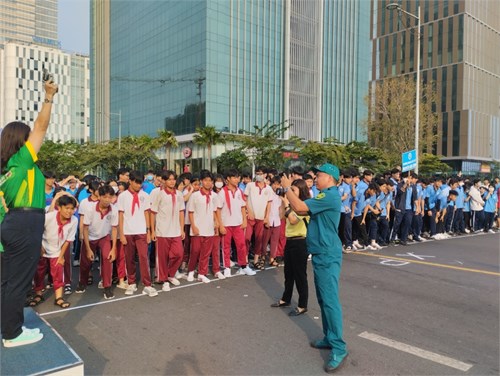 Hơn 200 thầy cô và học sinh  đại điện cho ngành giáo dục quận 7 tham gia Ngày chạy Olympic vì sức khỏe toàn dân năm 2023