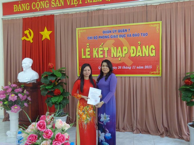 Lễ kết nạp đảng viên cho quần chúng Lê Thị Ngọc Quý.