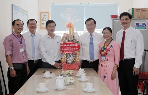 Nhân kỷ niệm 38 năm ngày Nhà giáo Việt Nam (20/11/1982 – 20/11/2020) Quận ủy  - Hội đồng nhân dân – Ủy ban nhân dân – Ủy ban Mặt trận Tổ quốc Việt Nam Quận 8 tổ chức các đoàn thăm các trường trên địa bàn Quận 8
