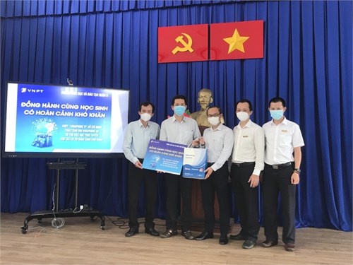 Trung tâm viễn thông chợ lớn hỗ trợ 825 sim 4g cho học sinh có hoàn cảnh khó khăn trên địa bàn quận 8