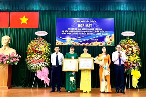 Ngành Giáo dục Quận 9 đón tin vui trong buổi họp mặt Ngày Nhà giáo Việt Nam - Có 09 đơn vị được công nhận đạt kiểm định chất lượng mức độ 1 và trường TH Nguyễn Văn Bá được công nhận đạt kiểm định chất lượng mức độ 2 và được công nhận đạt chuẩn quốc gia mức độ 1.