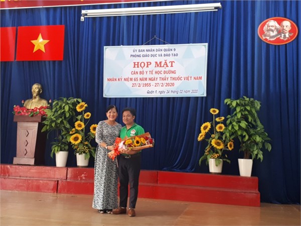 Lãnh đạo Phòng GD & ĐT Quận 9 tặng hoa và gửi lời chúc mừng nhân kỷ niệm Ngày thầy thuốc Việt Nam (27/02/2020)
