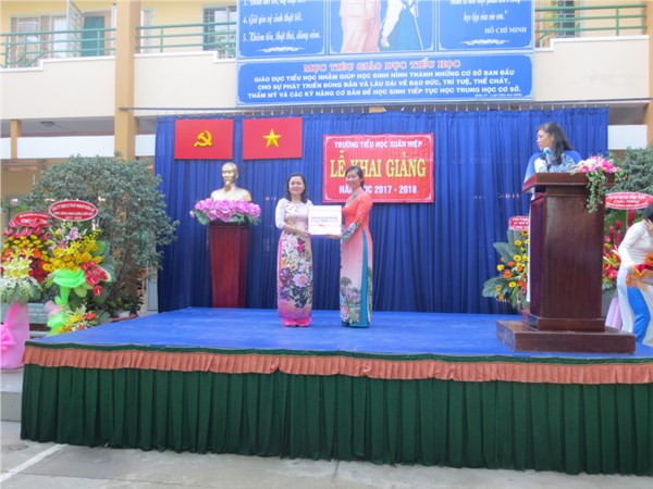 Các trường Tiểu học rộn rã đón chào năm học mới 2017 - 2018
