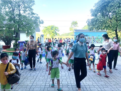 THÀNH PHỐ THỦ ĐỨC ĐÓN CÁC EM HỌC SINH TRỞ LẠI TRƯỜNG SAU KỲ NGHỈ LỄ 30/4/ và 02/5 NĂM 2021
