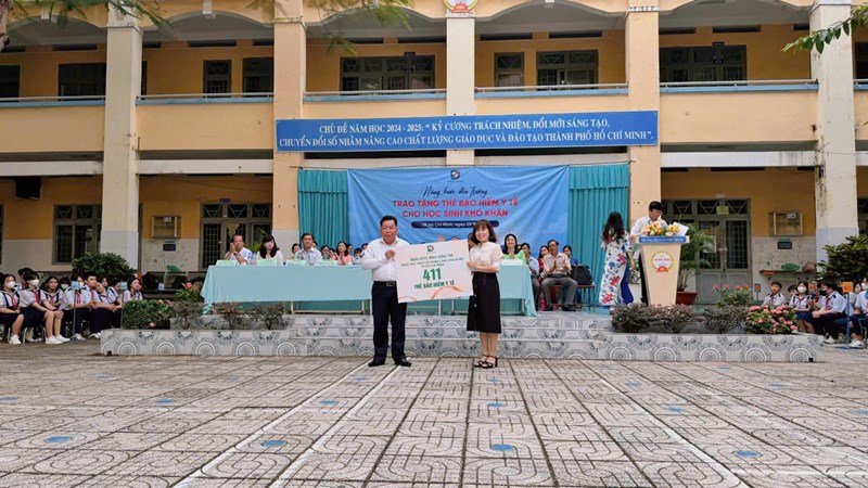 Lễ trao tặng 411 thẻ bảo hiểm y tế tới cho học sinh khó khăn huyện Củ Chi