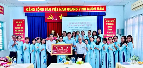 Lễ trao Quyết định viên chức quản lý nghỉ hưu - Cô Nguyễn Ngọc Trinh, Hiệu trưởng Trường Mầm non Kim Đồng
