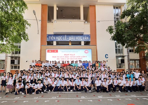 Hop mặt ra quân đội tuyển học sinh giỏi quận dự thi cấp Thành phố năm học 2023-2024