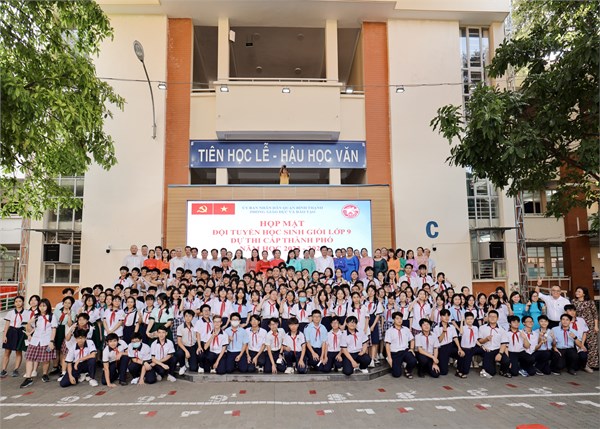 Hop mặt ra quân đội tuyển học sinh giỏi quận dự thi cấp Thành phố năm học 2023-2024