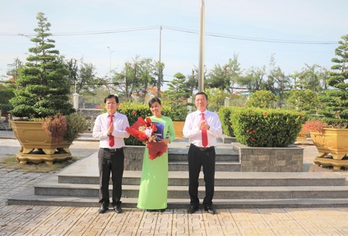 Ủy ban nhân dân huyện trao Quyết định bổ nhiệm lại chức vụ Hiệu trưởng trường Tiểu học An Nghĩa