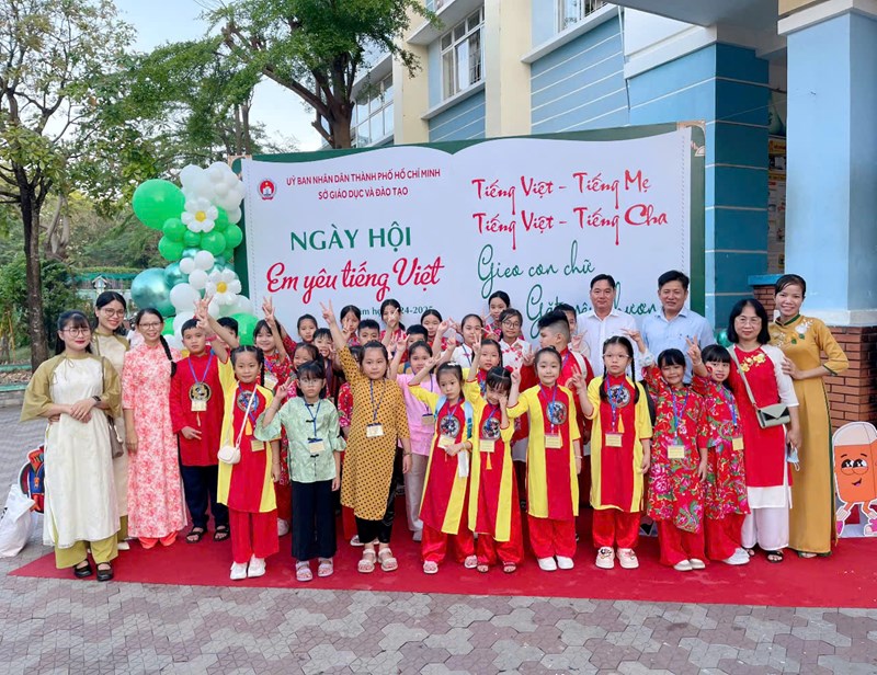 <a href="/tin-tuc-su-kien/giao-duc-tieu-hoc-can-gio-tham-gia-ngay-hoi-em-yeu-tieng-viet-giu-gin-va-phat-h/ctfull/8107/463398">Giáo Dục Tiểu Học Cần Giờ tham gia ngày hội<span class=bacham>...</span></a>
