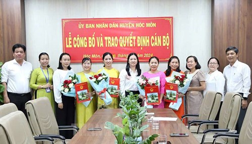 Phòng Giáo dục và Đào tạo huyện thông báo các trường hợp được công bố và trao quyết định bổ nhiệm cán bộ quản lý tại các trường mầm non, tiểu học, trung học cơ sở công lập.