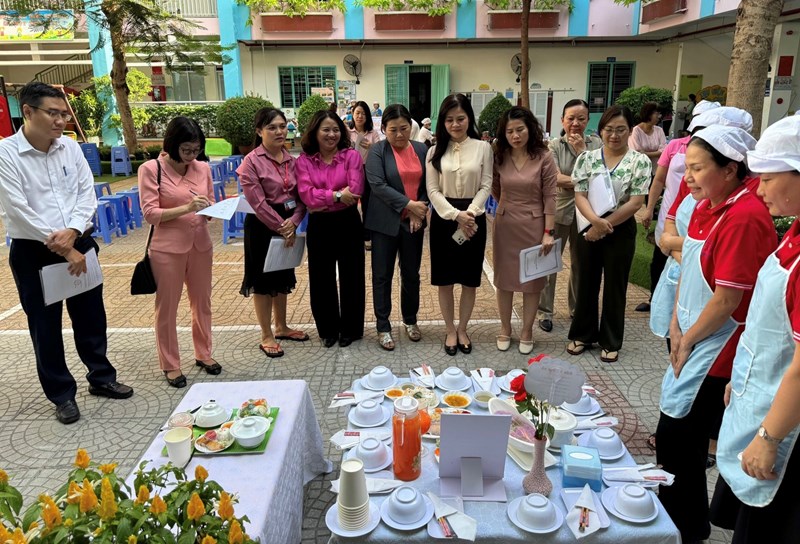 Chiều ngày 17/4/2024, tại trường mầm non Sơn Ca 10, Phòng Giáo dục - Đào tạo đã tổ chức hội thi “Món ngon cho trẻ mầm non” dành cho các cơ sở mầm non công lập và ngoài công lập