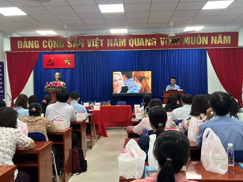 Tập huấn công tác chuyển đổi số giáo dục
thực hiện Chủ đề công tác năm 2024 “Quyết tâm tực hiện hiệu quả 
Chuyển đổi số và Nghị quyết số 98/2023/QH15 của Quốc hội”