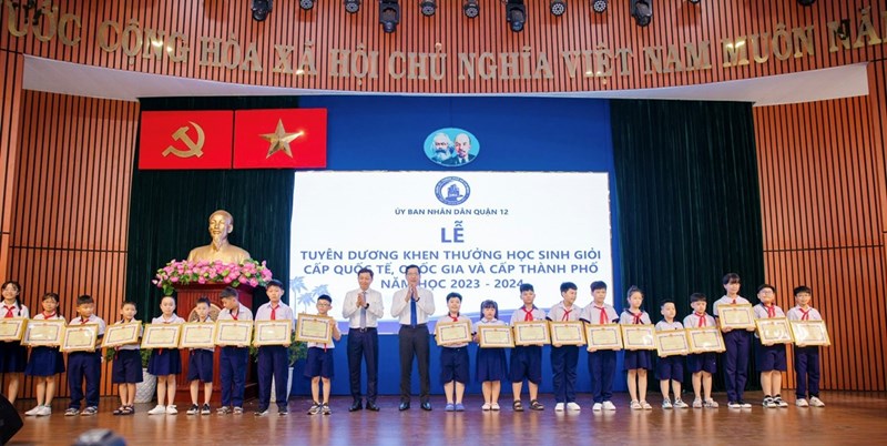 Lễ tuyên dương, khen thưởng học sinh giỏi cấp quốc tế, quốc gia và cấp thành phố năm học 2023 - 2024