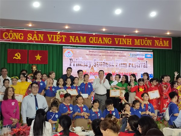 Học sinh tiểu học thuyết trình phim bằng tiếng Anh với chủ đề  Quê hương tôi - Nguồn cảm hứng 