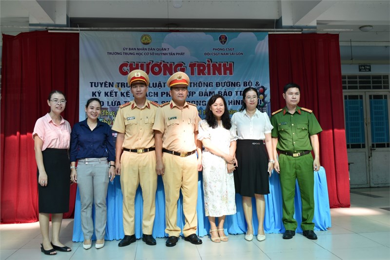 THCS: Trường THCS Huỳnh Tấn Phát thực hiện Chương trình tuyên truyền Luật giao thông đường bộ và ký kết Kế hoạch phối hợp đảm bảo trật tự an toàn giao thông cho lứa tuổi học sinh trong tình hình mới
