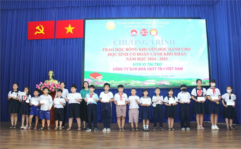Chương trình trao học bổng Khuyến học - Khuyến tài năm học 2024 - 2025