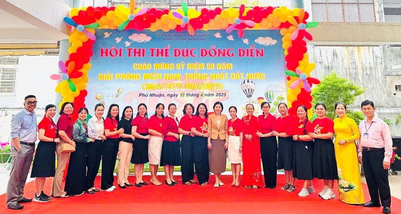 Sáng ngày 17/4/2025, tại trường mầm non Sơn Ca 8, Phòng Giáo dục và Đào tạo đã tổ chức Hội thi “Thể dục đồng diễn” và triển lãm kỷ yếu với chủ đề “Giáo dục mầm non Phú Nhuận – 50 năm xây dựng và phát triển”.