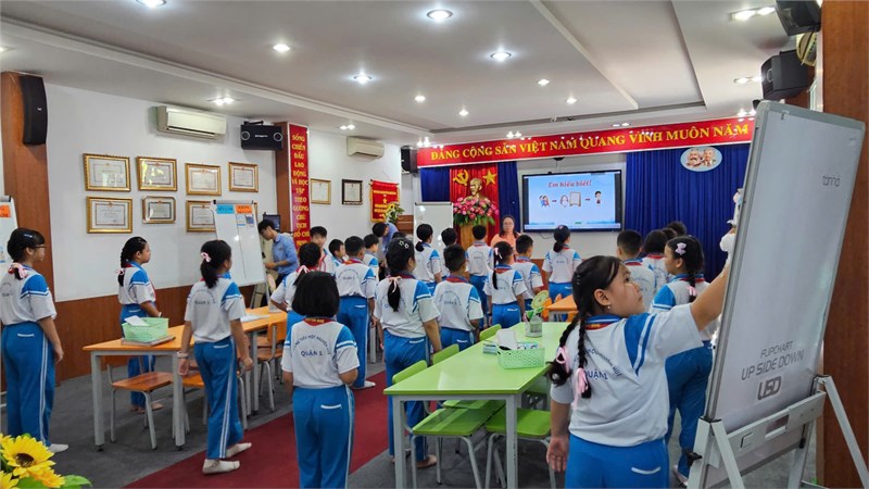 Lan tỏa tinh thần đổi mới: Giáo viên tiểu học Quận 1 và Quận Bình Thạnh thực hiện sinh hoạt chuyên môn dựa trên nghiên cứu bài học có lồng ghép “Học thông qua Chơi”