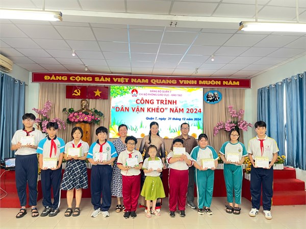 Chi bộ cơ sở cơ quan Phòng Giáo duc và Đào tạo quận đã trao học bổng thực hiện công trình dân vận khéo năm 2024