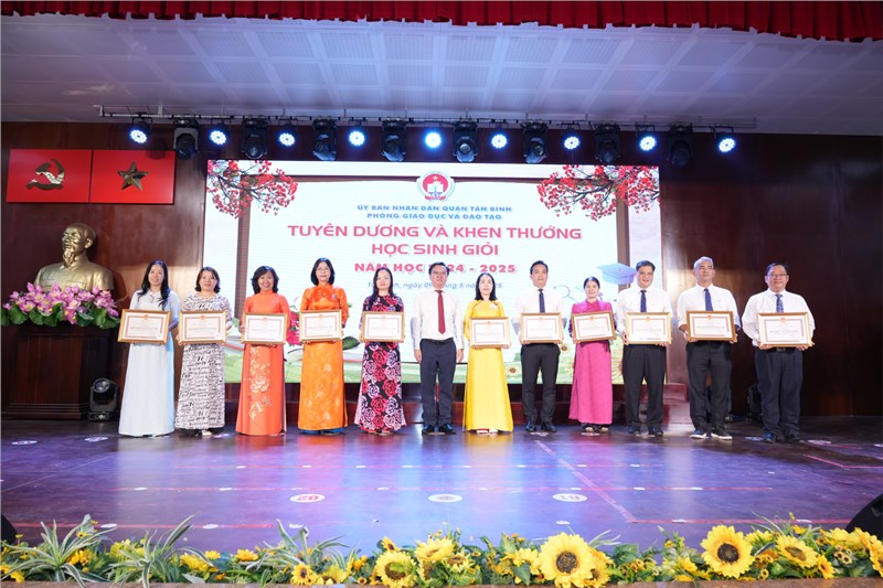 Lễ tuyên dương và khen thưởng học sinh giỏi năm học 2024 - 2025